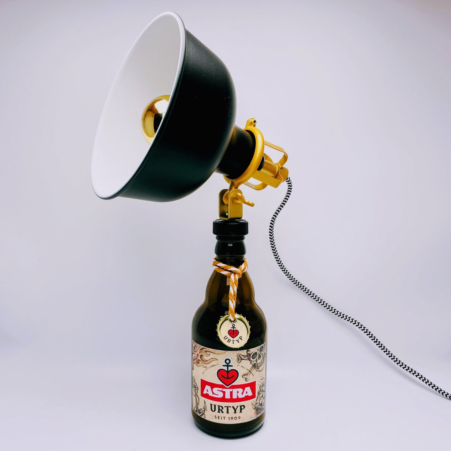 Astra-Lampe "Nordlicht" | Handgemachte Tischlampe aus Bierflasche | Upcycling Deko-Leuchte | Perfektes Geschenk für Bier- und Hamburg-Fans