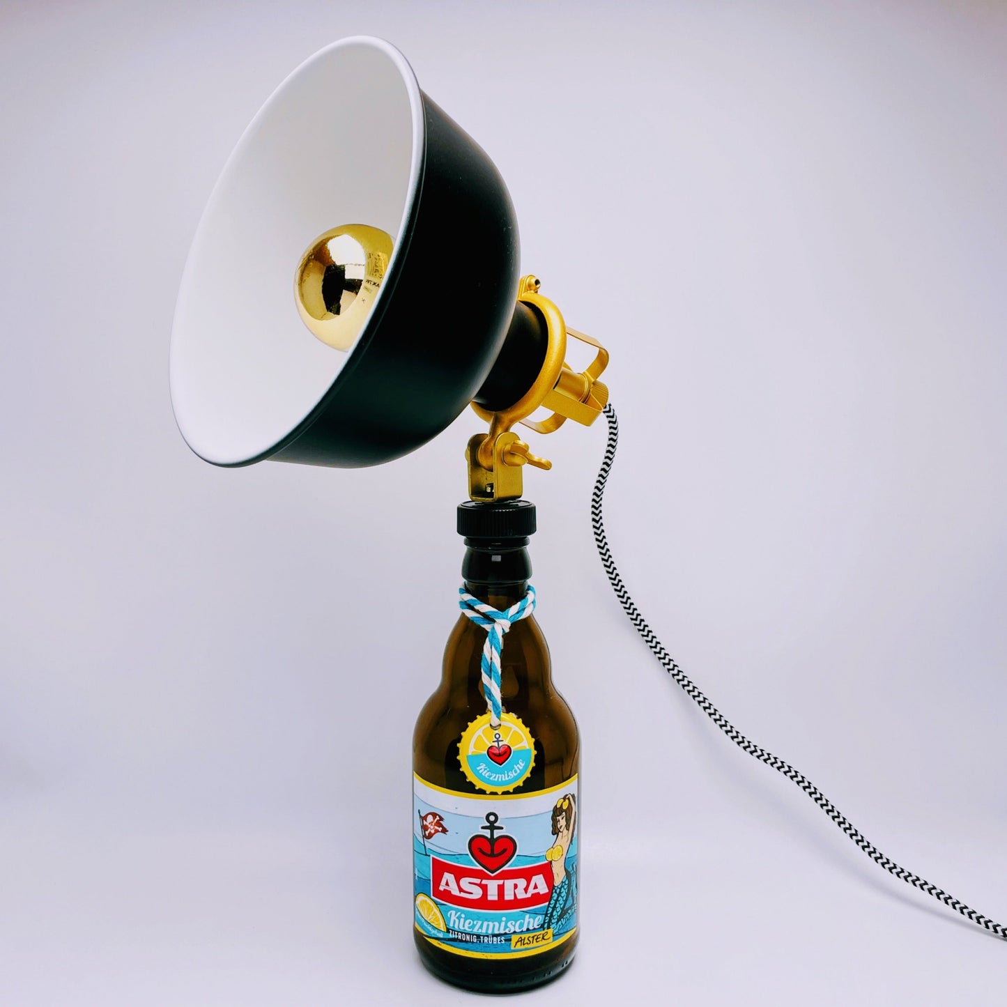 Astra-Lampe "Nordlicht" | Handgemachte Tischlampe aus Bierflasche | Upcycling Deko-Leuchte | Perfektes Geschenk für Bier- und Hamburg-Fans