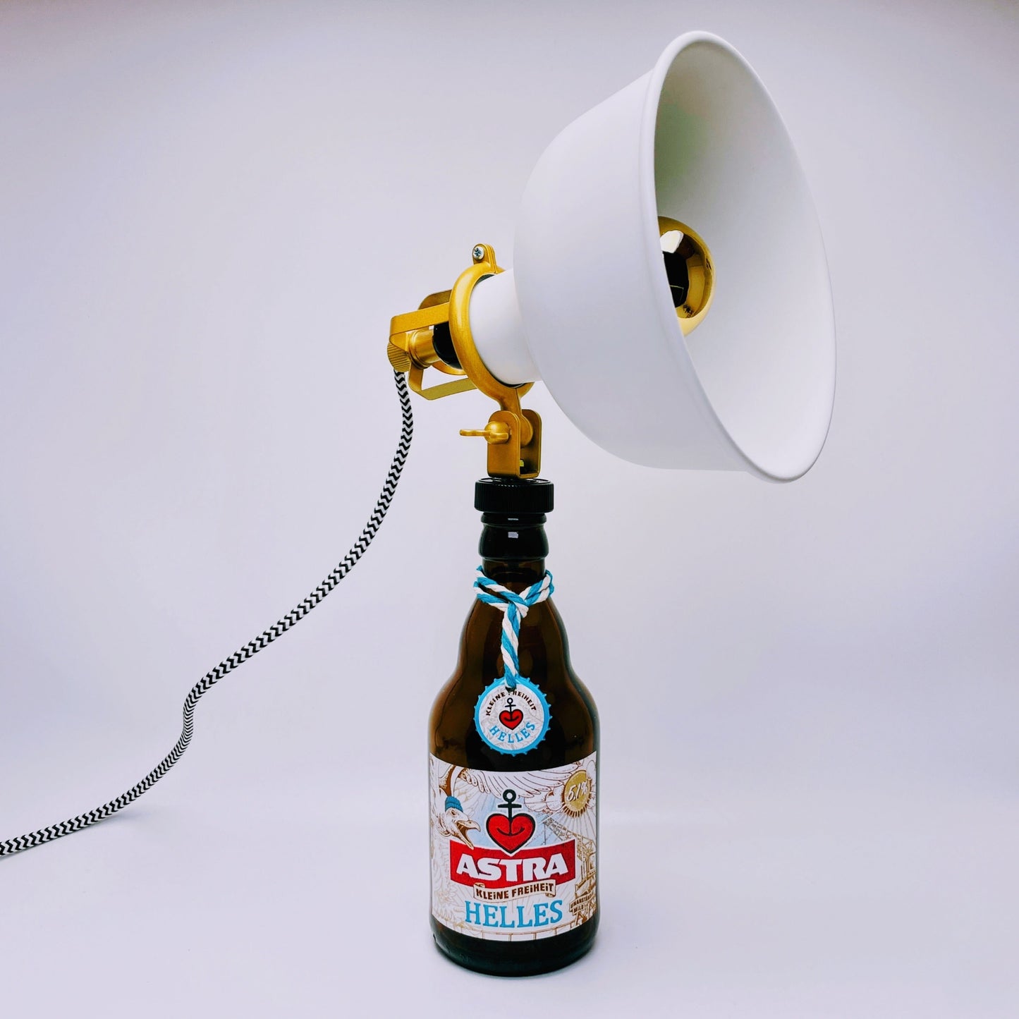 Astra-Lampe "Nordlicht" | Handgemachte Tischlampe aus Bierflasche | Upcycling Deko-Leuchte | Perfektes Geschenk für Bier- und Hamburg-Fans