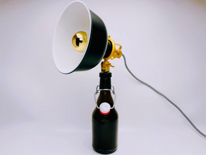 Bügelflaschen Lampe | Handgemachte Tischlampe aus Bierflaschen | Nachhaltige Upcycling Deko-Leuchte | Perfektes Geschenk für Bierliebhaber