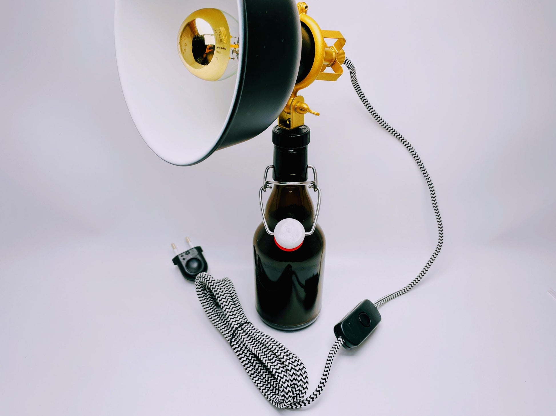 Bügelflaschen Lampe | Handgemachte Tischlampe aus Bierflaschen | Nachhaltige Upcycling Deko-Leuchte | Perfektes Geschenk für Bierliebhaber