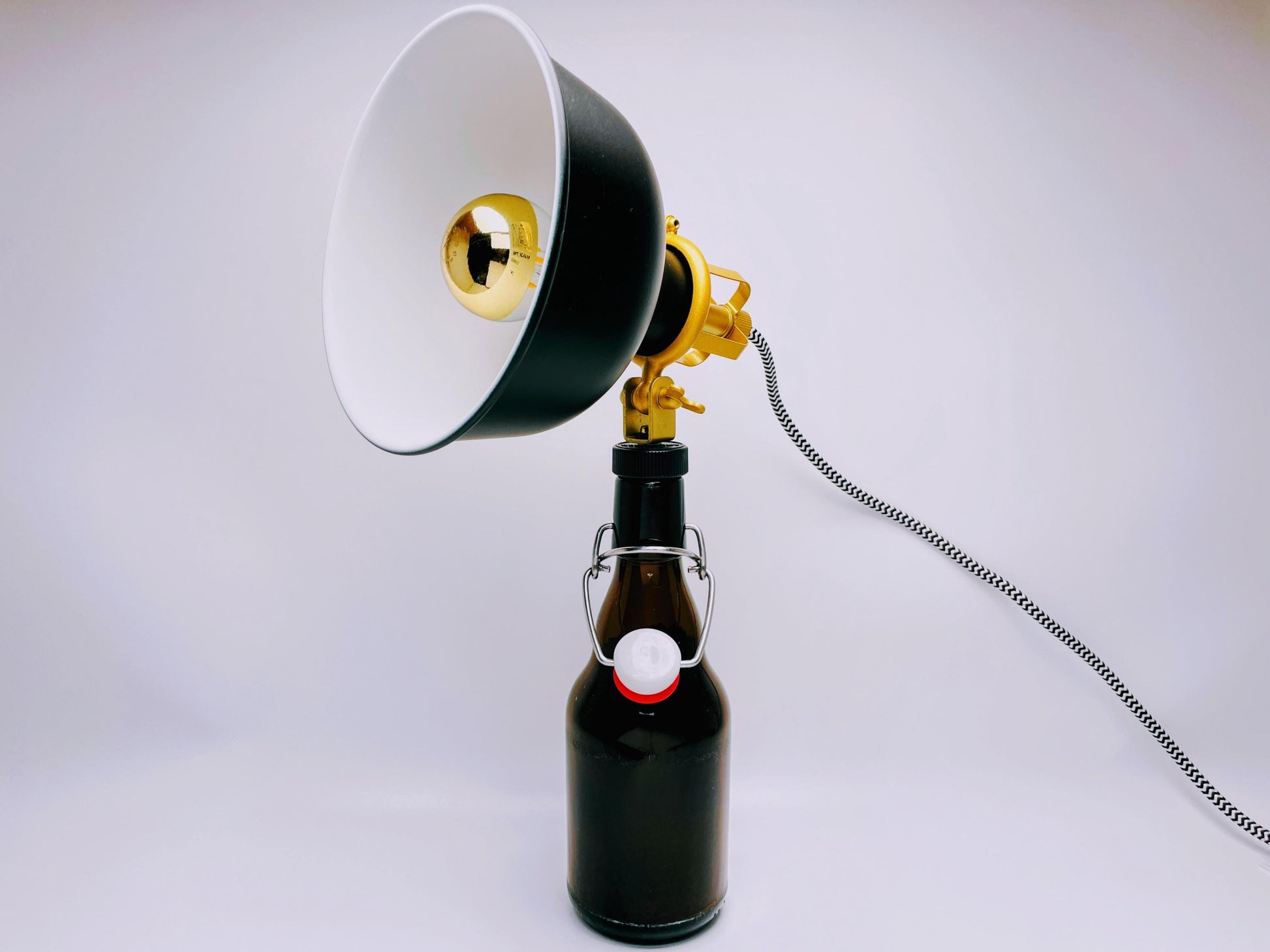 Bügelflaschen Lampe | Handgemachte Tischlampe aus Bierflaschen | Nachhaltige Upcycling Deko-Leuchte | Perfektes Geschenk für Bierliebhaber