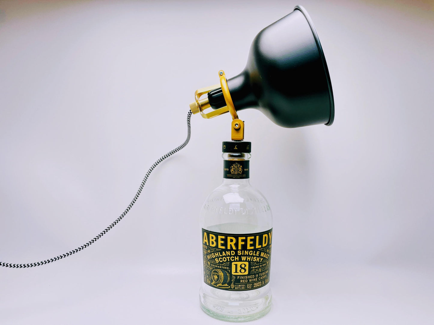 Aberfeldy Whisky Lamp | Handmade upcycling table lamp from Aberfeldy Whiskey | Unique gift idea | Decorative light | Scotland