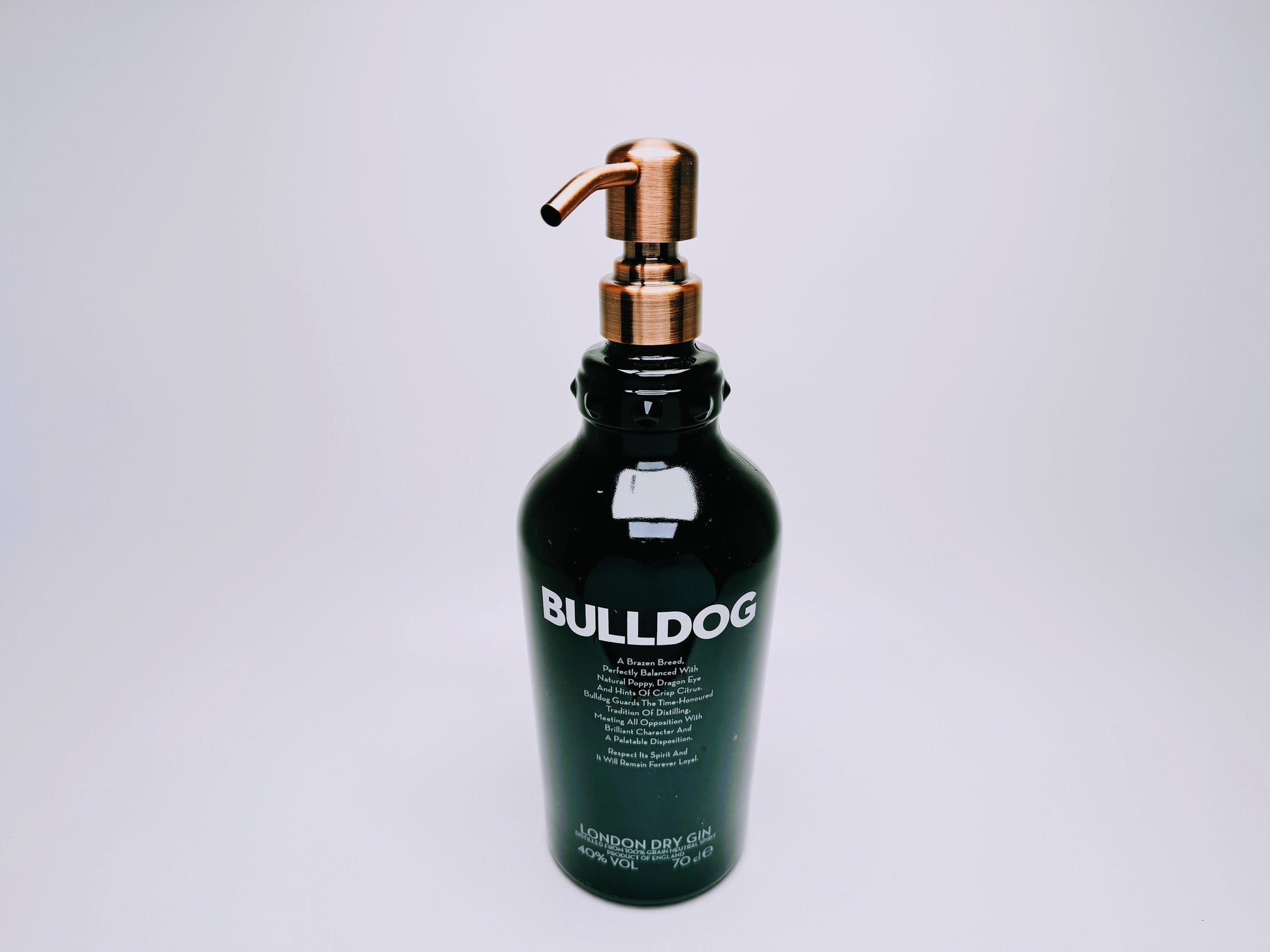 Gin-Seifenspender "Bulldog Brilliance" | Upcycling Pumpspender aus Bulldog Gin-Flasche | Nachfüllbar mit Seife | Bad Deko Geschenk England