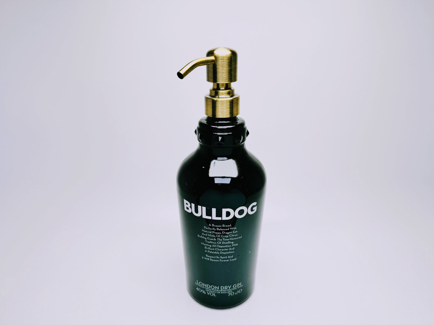 Gin-Seifenspender "Bulldog Brilliance" | Upcycling Pumpspender aus Bulldog Gin-Flasche | Nachfüllbar mit Seife | Bad Deko Geschenk England